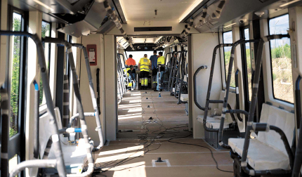 Personal técnico inspecciona el interior del tren