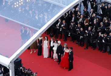 Fotos de Amaia Romero en la alfombra roja del Festival de Cannes por la proyección de 'Amarga Navidad'