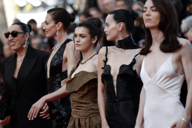 Fotos de Amaia Romero en la alfombra roja del Festival de Cannes por la proyección de 'Amarga Navidad'