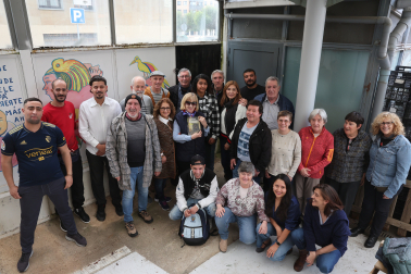 Voluntarias y voluntarios de la asociación Apoyo Mutuo, con el libro de Iván Benítez.