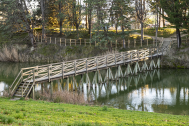 Puente de madera sobre la balsa de Zizur Mayor