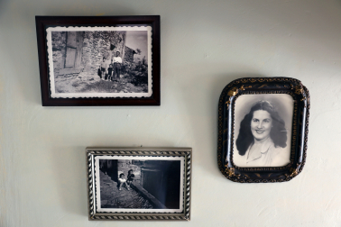 Fotos antiguas en casa de Sofía Garín, donde se ve a sus dos hermanos y a su madre.