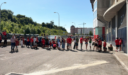 Colas de aficionados a las puertas de El Sadar para ver el último entrenamiento del año antes de la final de Getafe