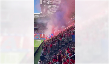 Aficionados de la zona de Indar Gorri llenaron el ambiente de cánticos y humo con la presencia de bengalas durante la sesión previa a la final de Getafe. Osasunismo en estado puro.