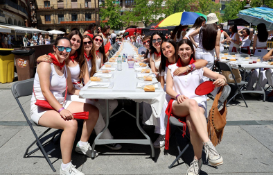 Foto de la comida de las fiestas de la juventud de Estella de 2026