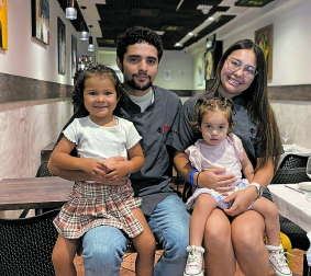 La familia Lozano Hernández en Ispa Neotaberna. MARIANA BETANCOURT