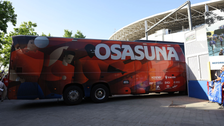 Vídeo: los jugadores de Osasuna bajan del autobús y entran al Coliseum saludando a los aficionados rojillos