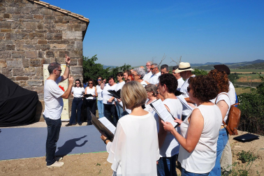 Fotos de la inauguración de la escultura 'Maddalen' junto a la ermita de San Román de Aoiz