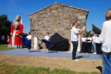 Fotos de la inauguración de la escultura 'Maddalen' junto a la ermita de San Román de Aoiz