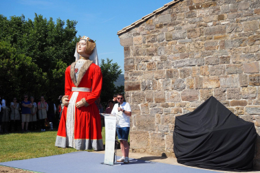 Fotos de la inauguración de la escultura 'Maddalen' junto a la ermita de San Román de Aoiz