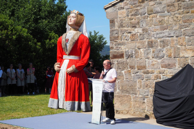 Fotos de la inauguración de la escultura 'Maddalen' junto a la ermita de San Román de Aoiz