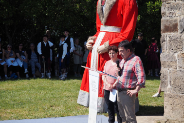 Fotos de la inauguración de la escultura 'Maddalen' junto a la ermita de San Román de Aoiz