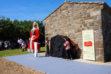 Fotos de la inauguración de la escultura 'Maddalen' junto a la ermita de San Román de Aoiz