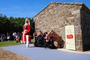 Fotos de la inauguración de la escultura 'Maddalen' junto a la ermita de San Román de Aoiz
