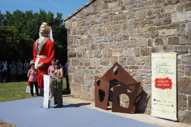 Fotos de la inauguración de la escultura 'Maddalen' junto a la ermita de San Román de Aoiz