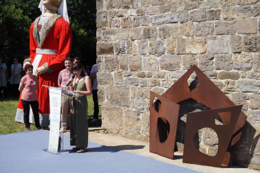 Fotos de la inauguración de la escultura 'Maddalen' junto a la ermita de San Román de Aoiz