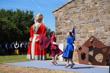 Fotos de la inauguración de la escultura 'Maddalen' junto a la ermita de San Román de Aoiz