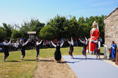 Fotos de la inauguración de la escultura 'Maddalen' junto a la ermita de San Román de Aoiz