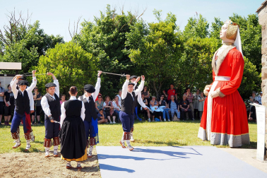 Fotos de la inauguración de la escultura 'Maddalen' junto a la ermita de San Román de Aoiz