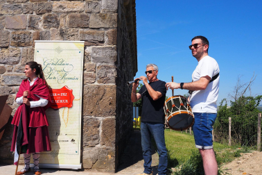 Fotos de la inauguración de la escultura 'Maddalen' junto a la ermita de San Román de Aoiz