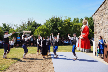 Fotos de la inauguración de la escultura 'Maddalen' junto a la ermita de San Román de Aoiz