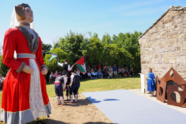 Fotos de la inauguración de la escultura 'Maddalen' junto a la ermita de San Román de Aoiz