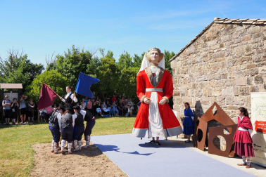 Fotos de la inauguración de la escultura 'Maddalen' junto a la ermita de San Román de Aoiz