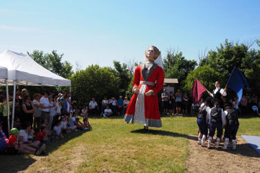 Fotos de la inauguración de la escultura 'Maddalen' junto a la ermita de San Román de Aoiz