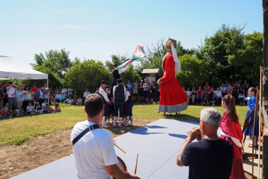 Fotos de la inauguración de la escultura 'Maddalen' junto a la ermita de San Román de Aoiz