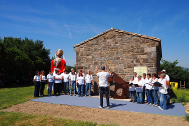 Fotos de la inauguración de la escultura 'Maddalen' junto a la ermita de San Román de Aoiz