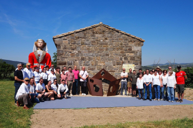 Fotos de la inauguración de la escultura 'Maddalen' junto a la ermita de San Román de Aoiz