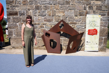 Fotos de la inauguración de la escultura 'Maddalen' junto a la ermita de San Román de Aoiz
