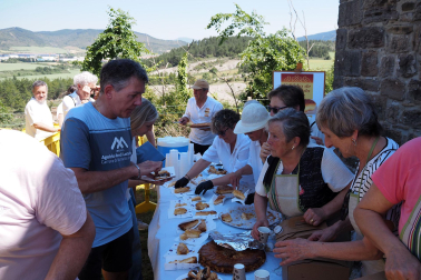 Fotos de la inauguración de la escultura 'Maddalen' junto a la ermita de San Román de Aoiz