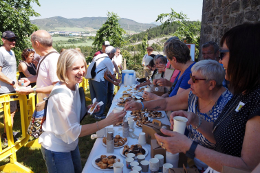 Fotos de la inauguración de la escultura 'Maddalen' junto a la ermita de San Román de Aoiz