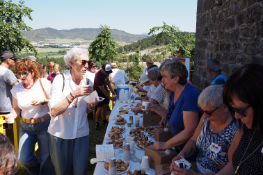 Fotos de la inauguración de la escultura 'Maddalen' junto a la ermita de San Román de Aoiz