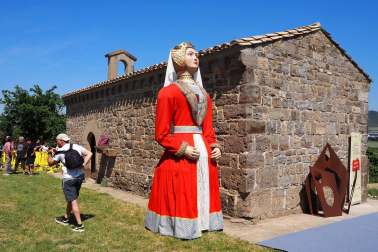 Fotos de la inauguración de la escultura 'Maddalen' junto a la ermita de San Román de Aoiz
