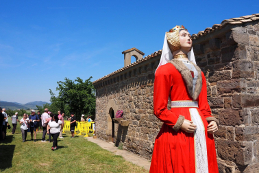 Fotos de la inauguración de la escultura 'Maddalen' junto a la ermita de San Román de Aoiz