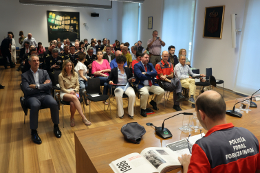 Asistentes a la jornada por el 40 aniversario de la Brigada de Juego y Espectáculos de la Policía Foral en el Parlamento de Navarra