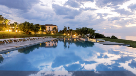 La piscina infinita es una parte clave en la experiencia en La Réserve