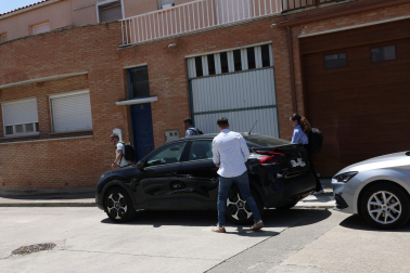 Fotos del registro de la UCO en el domicilio de Santos Cerdán en Milagro