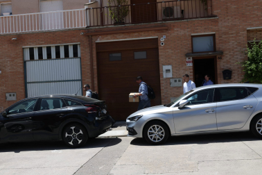 Fotos del registro de la UCO en el domicilio de Santos Cerdán en Milagro