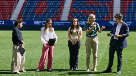 Kai Rocandio, Nayra Apilanez y Asiris Montoya, alumnos del IES Iñaki Ochoa de Olza, hablaron de sus proyectos en ‘Aula Empresa’ junto a su profesora Lucía Alba Antolín y al mago Jorge Luengo.