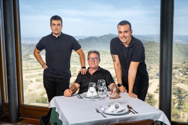 Los nietos de los fundadores, Iñigo y Markos Ibáñez junto con su padre Ismael