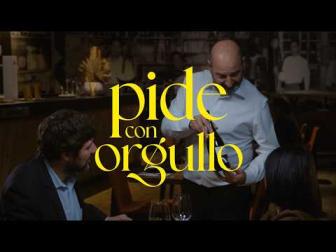 Estás en Navarra.
En la mesa hay buena comida, buena compañía… y unos vinos increíbles que nacen en esta tierra.

Vinos auténticos, con calidad y una personalidad única. Vinos que hablan de nuestro paisaje, de nuestra manera de vivir, de compartir y de disfrutar.

Por eso, cuando llega el momento de elegir, elijamos también lo nuestro.
Que los Vinos D.O. Navarra sean los protagonistas en nuestros bares y restaurantes, que se recomienden y se disfruten como merecen.

Porque valorar lo de casa también es una forma de sentir orgullo por Navarra.

