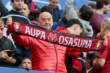 Un aficionado con la bufanda de la final de la Copa del Rey