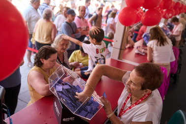 Fotos del primer día de apertura de la Tómbola de Cáritas 2026
