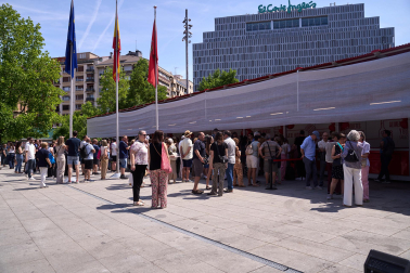 Fotos del primer día de apertura de la Tómbola de Cáritas 2026