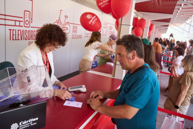 Fotos del primer día de apertura de la Tómbola de Cáritas 2026