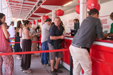 Fotos del primer día de apertura de la Tómbola de Cáritas 2026