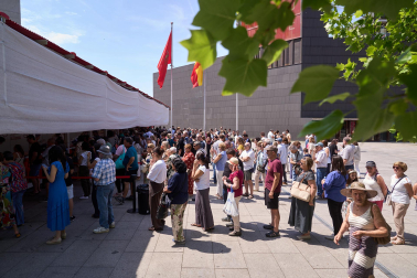 Fotos del primer día de apertura de la Tómbola de Cáritas 2026